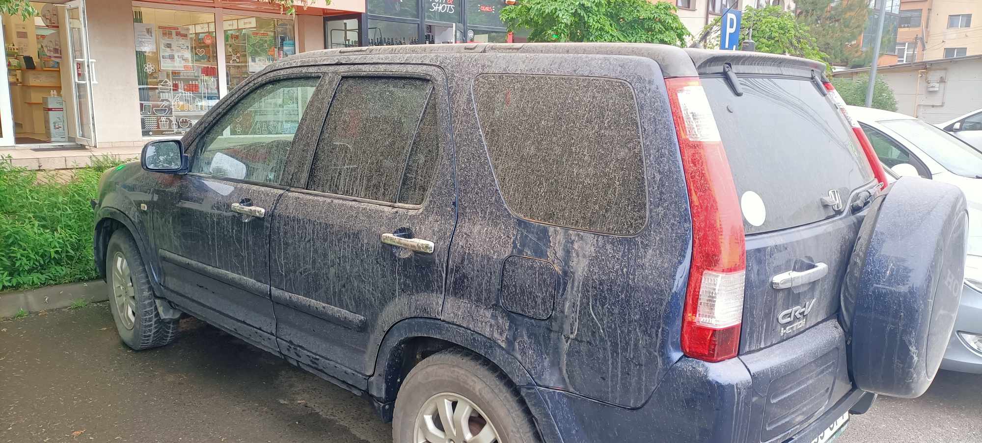 Praf saharian în România. Șoferii din mai multe zone ale țării și-au găsit azi mașinile acoperite de un strat roșiatic. FOTO