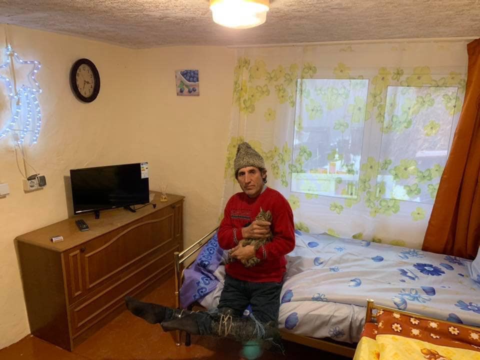 FOTO | Povestea tragică a lui nea Ion, un bătrân care merge în genunchi, dar are grijă de fratele său imobilizat în pat