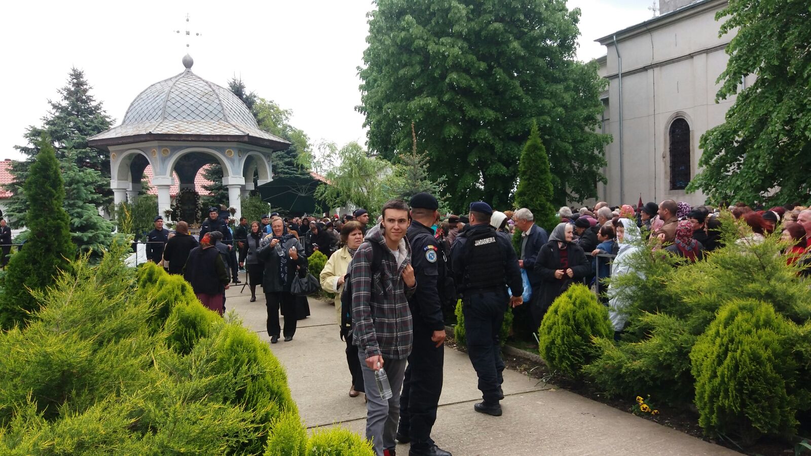 Zeci de mii de credinicioși au stat la coadă de Izvorul Tămădurii, pentru a lua apă sfințită | GALERIE FOTO