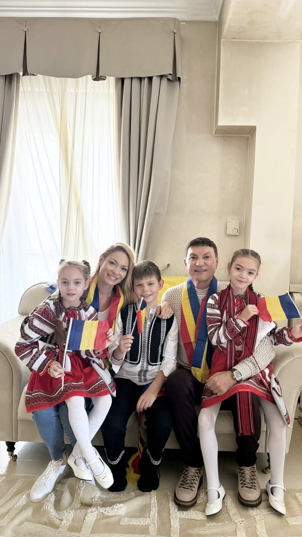 Copiii lui Cristi Borcea și ai Valentinei Pelinel, apariție inedită de Ziua Națională a României. Milan și gemenele poartă costume populare