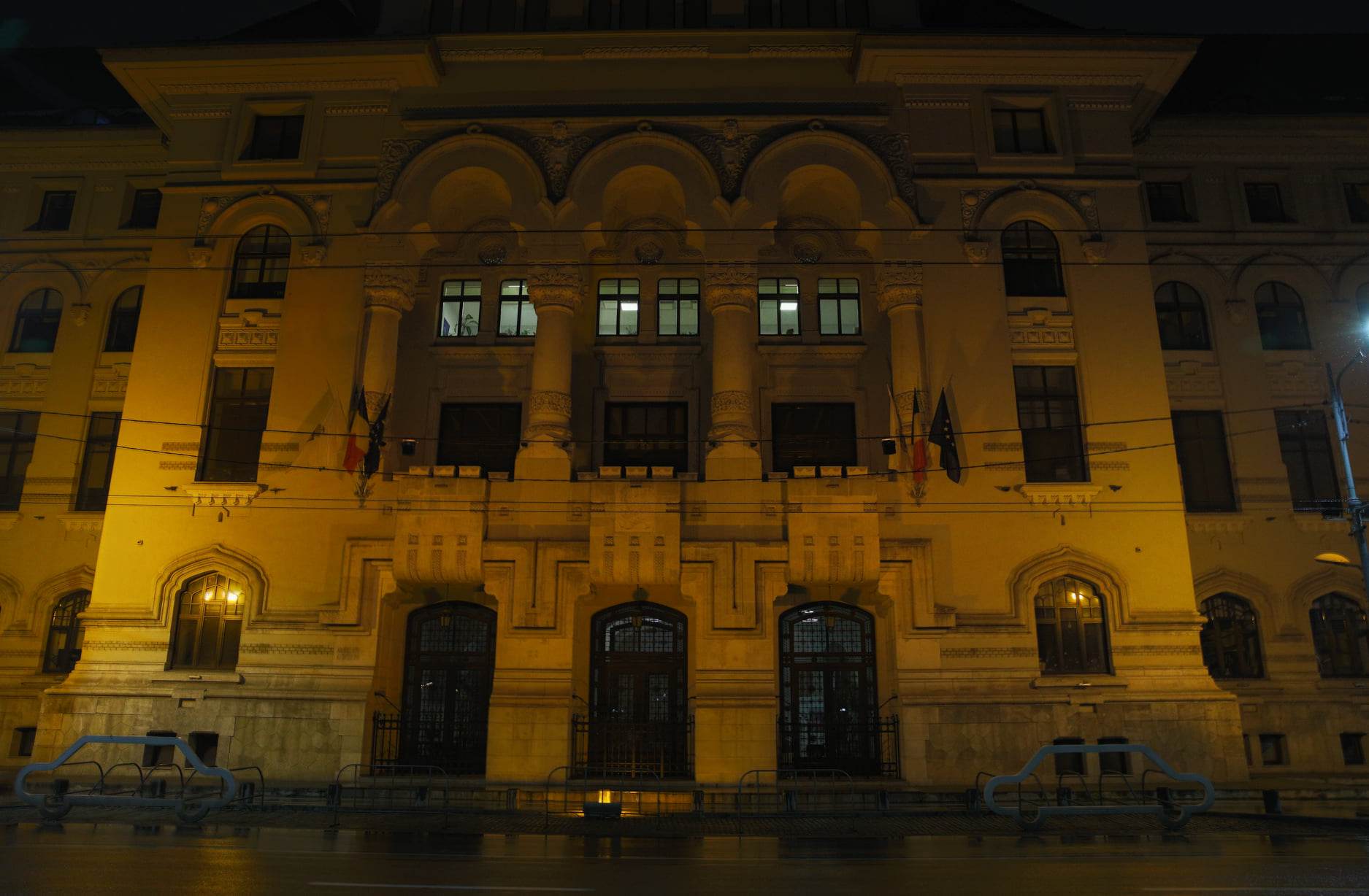 Palatul Victoria, luminat în portocaliu de Ziua Mondială a Luptei împotriva Cancerului