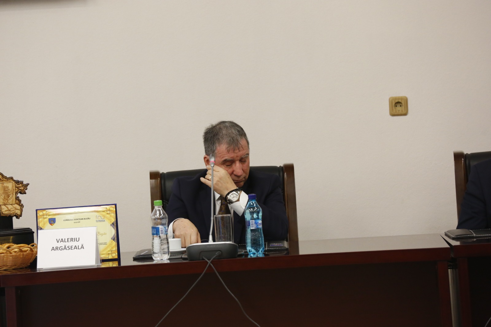 GALERIE FOTO/ Valeriu Argăseală a izbucnit în plâns când a primit placheta de cetățean de onoare al Buzăului. Aceeași distincție a primit-o și Ilie Năstase