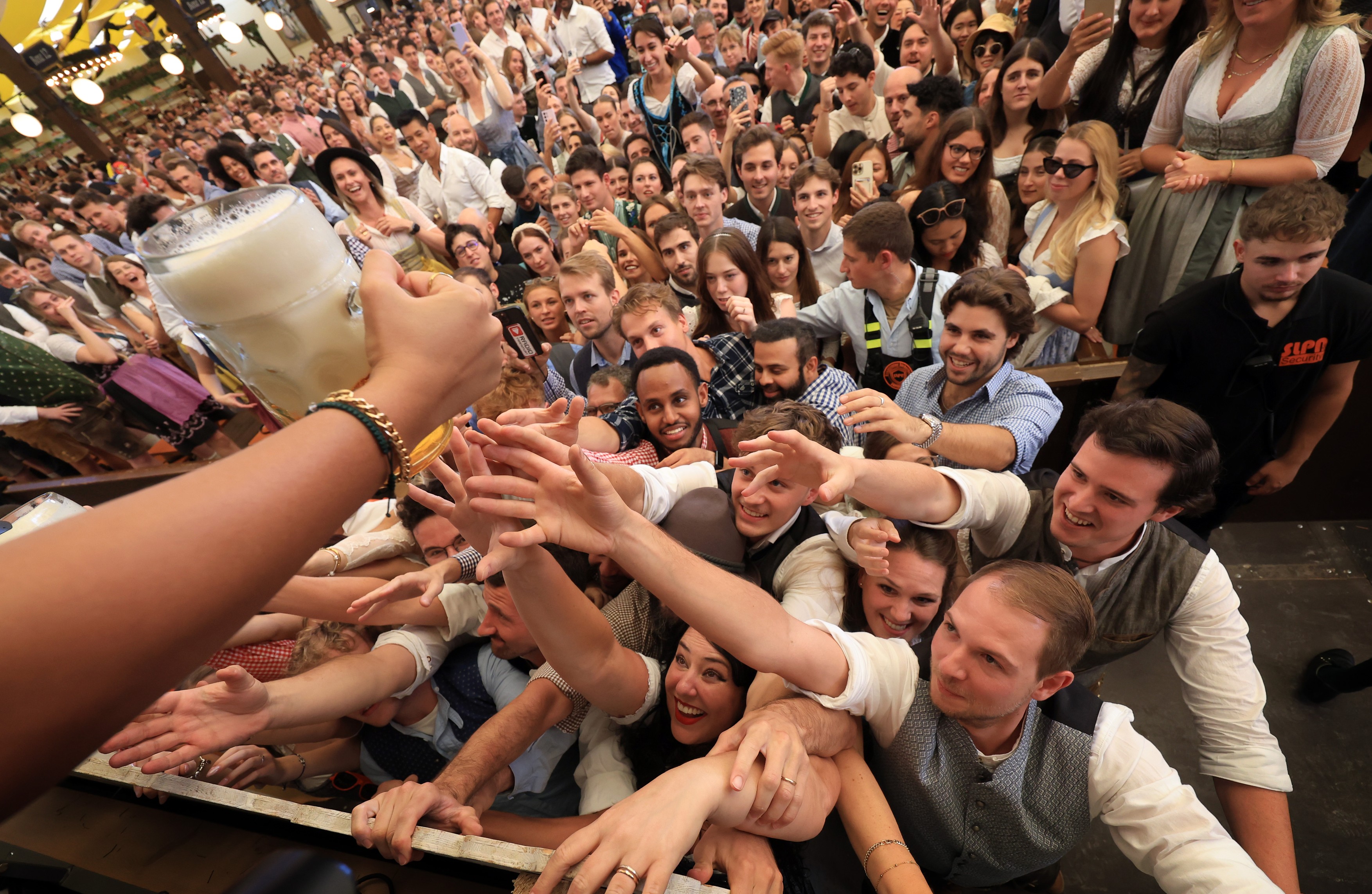 Mii de oameni au rupt-o la fugă spre berării, când s-au deschis porțile Oktoberfest 2024, la München | VIDEO