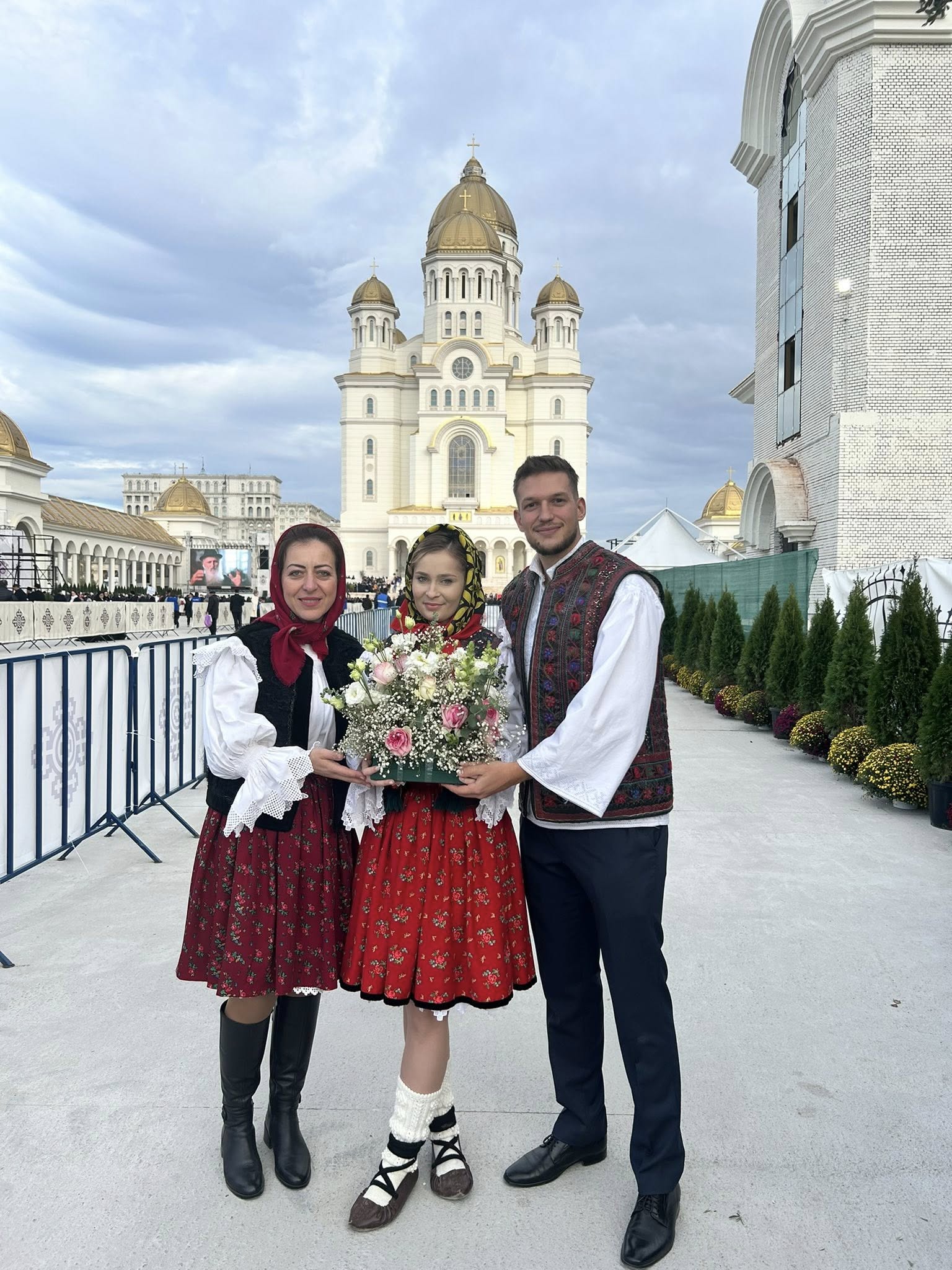 Cerere în căsătorie la Catedrala Națională. Cine sunt Măriuca și David, tinerii în costume populare care s-au logodit după slujbă
