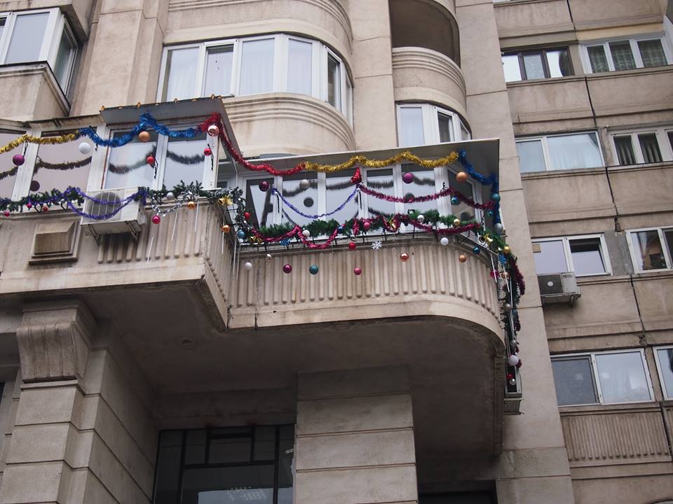 VIDEO/Cel mai frumos balcon din București, decorat de iarnă. În 2018, proprietarul promite mai multe flori