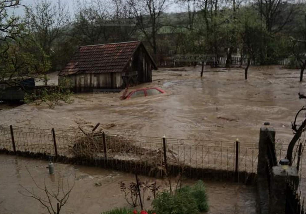 Inundații în Arad, Cluj și Maramureș! Oameni salvați din mijlocul viiturii și sute de gospodării înghițite de ape FOTO