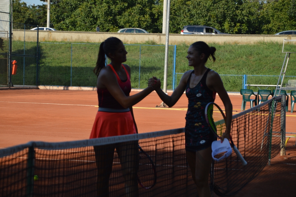 Ilie Năstase a premiat campioanele în proba de dublu a turneului ITF de la Arad care îi poartă numele / GALERIE FOTO