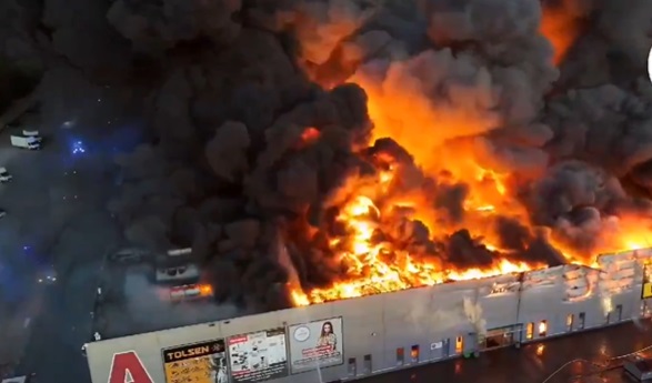 Teljesen leégett egy bevásárlóközpont: fotók és videók a pusztításról