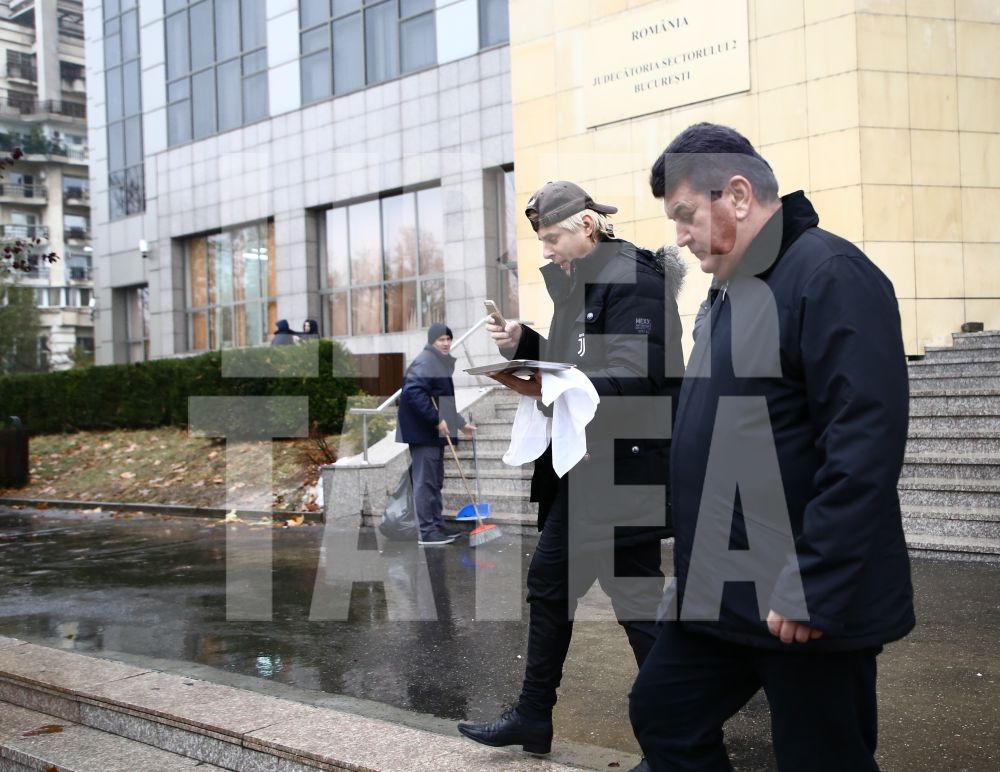 FOTO EXCLUSIV | Gabriel Oprea, întâmpinat cu cătușe pe tavă, la Tribunalul București, de către un protestatar #Rezist costumat în ospătar