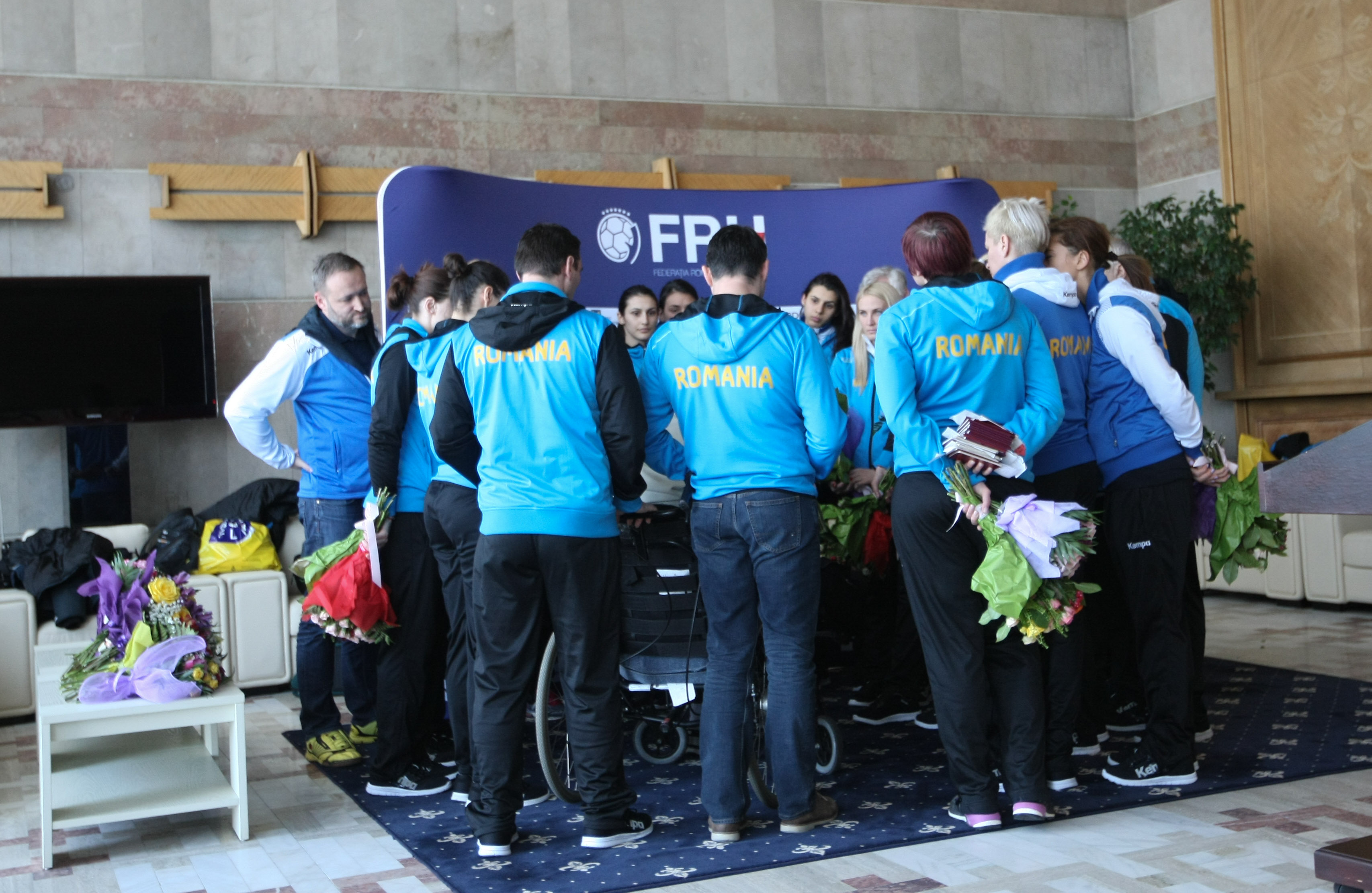 Calificate en-fanfare la Olimpiadă, tricolorele de la handbal au ajuns acasă! Bolnave, dar olimpice! Starul Cristina Neagu, despre șansele de a urca pe podium la Rio: “Nu vreau să mă hazardez, sunt multe detalii de care depinde obținerea unei medalii”. Două fete se căsătoresc! VIDEO