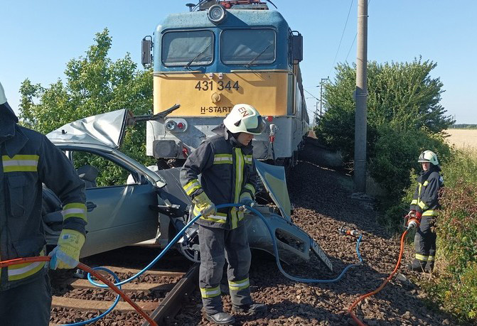 Megrázó fotók érkeztek a három halálos áldozattal járt mérai horrorbalesetről: így tarolta le a vonat a személyautót