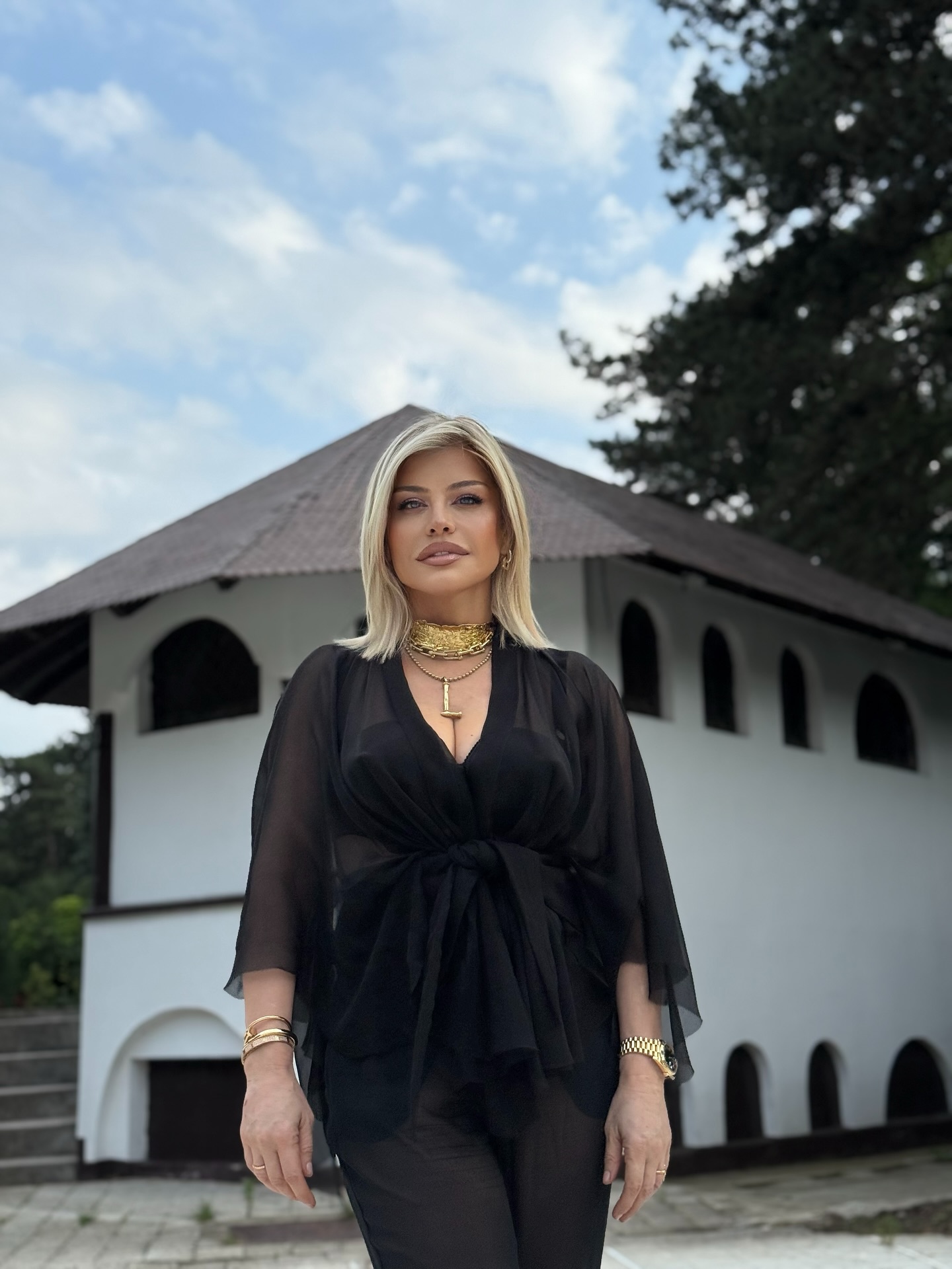 Ținuta transparentă purtată de Loredana Groza la ziua ei de naștere. Fanii au reacționat: „Arăți mai bine ca la 18 ani”