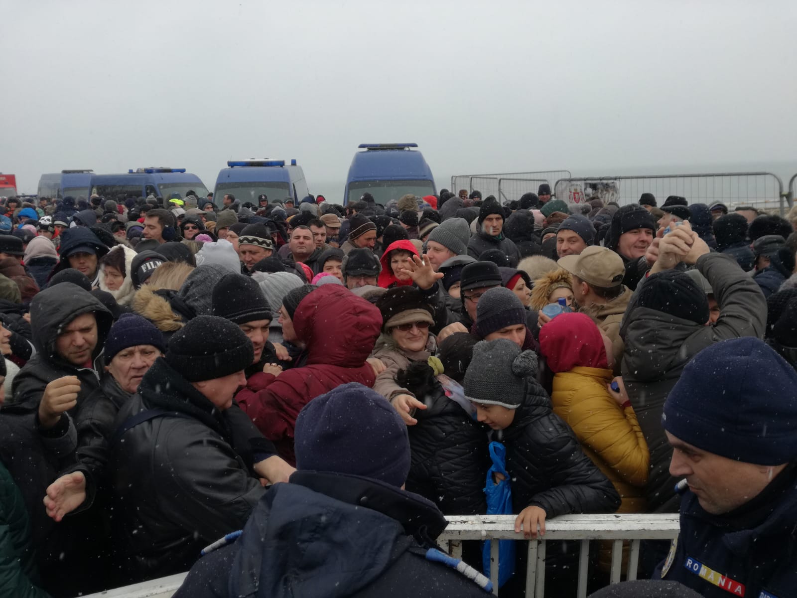 FOTO/ Deși mai puțini ca în anii trecuți, constănțenii tot s-au înghesuit ca să ia agheasmă. IPS Teodosie a aruncat spre cer trei porumbei