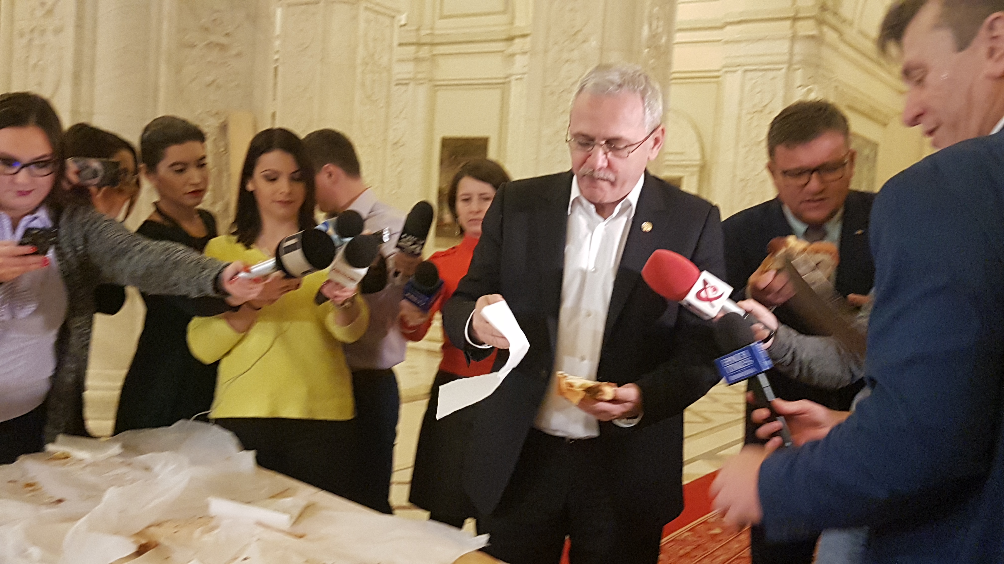 VIDEO / FOTO. Dragnea a mâncat cozonac de la Opoziţie şi a fost colindat de jandarmi. Deputatul PNL Corneliu Olar a venit cu maceta în Parlament