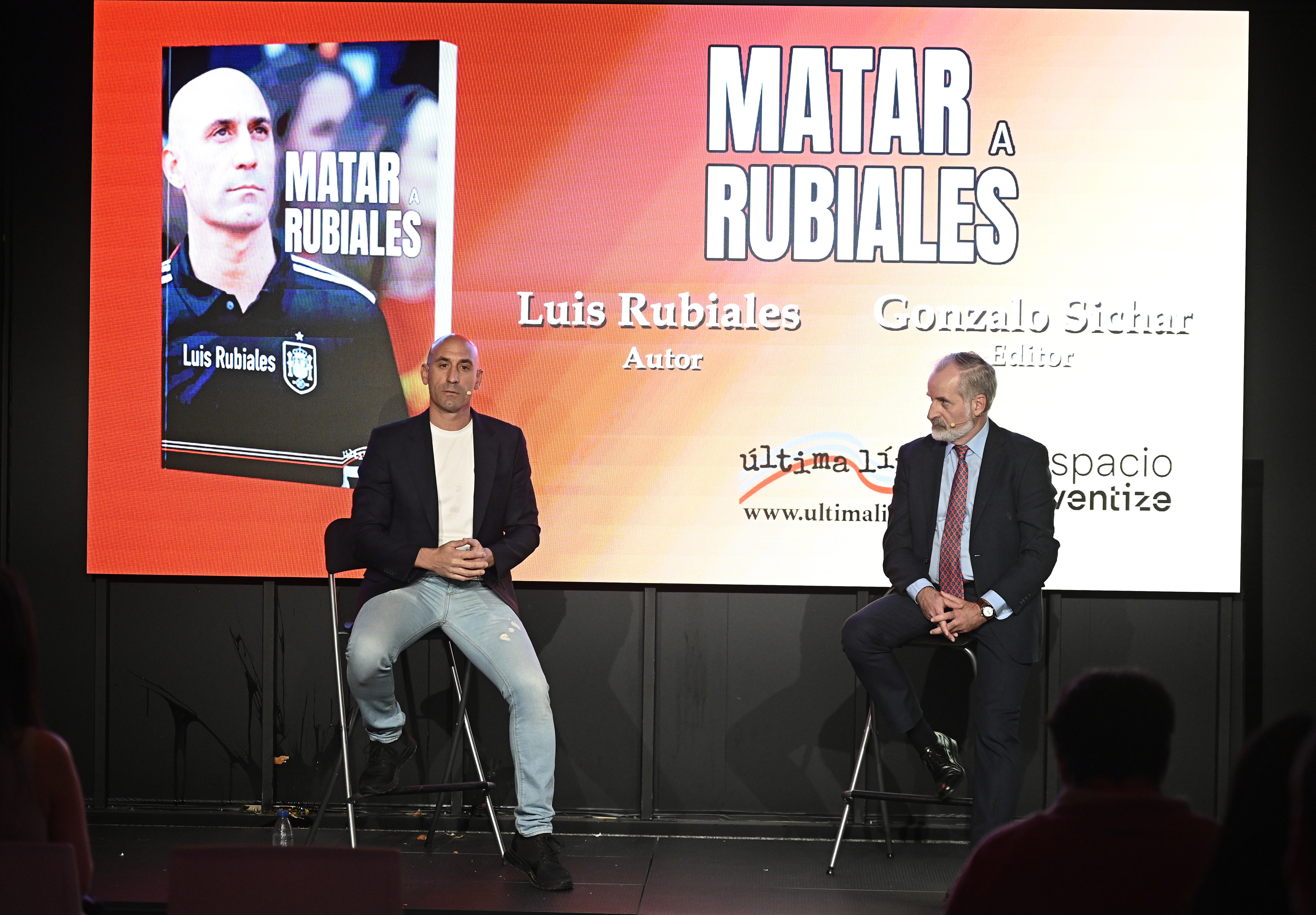 Kínos: családtagja zúdított tojászáport a csókbotrány negatív hősére