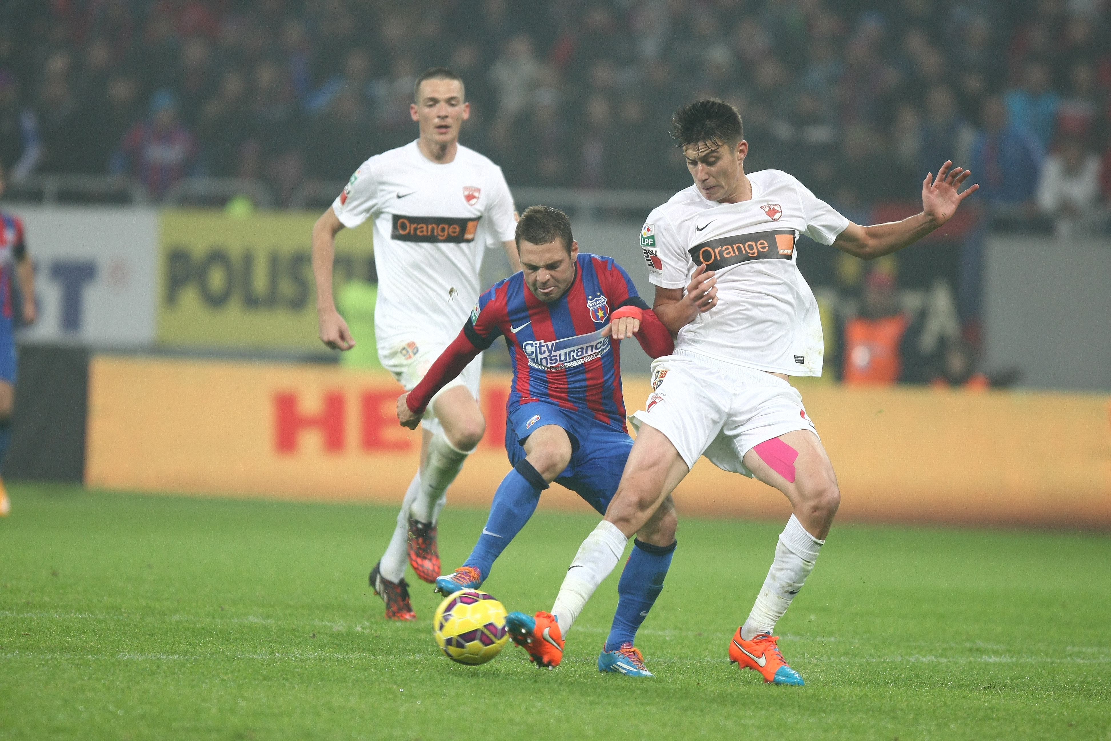 GALERIE FOTO&VIDEO/ DERBY-UL ROMÂNIEI, STEAUA - DINAMO 3-0. ^ Echipa din Ghencea i-a speriat pe ”câini” de Halloween! Szukala, Papp și Keșeru au înscris pentru roș-albaștri. Arlauskis și Bărboianu, loviți de petardele aruncate de suporteri. Băiatul lui Florentin Petre a debutat la Dinamo