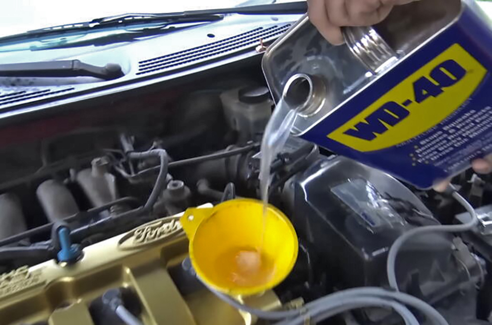 Motorolaj helyett WD-40-et öntöttek a Fordba: döbbenetes, meddig bírta a motor
