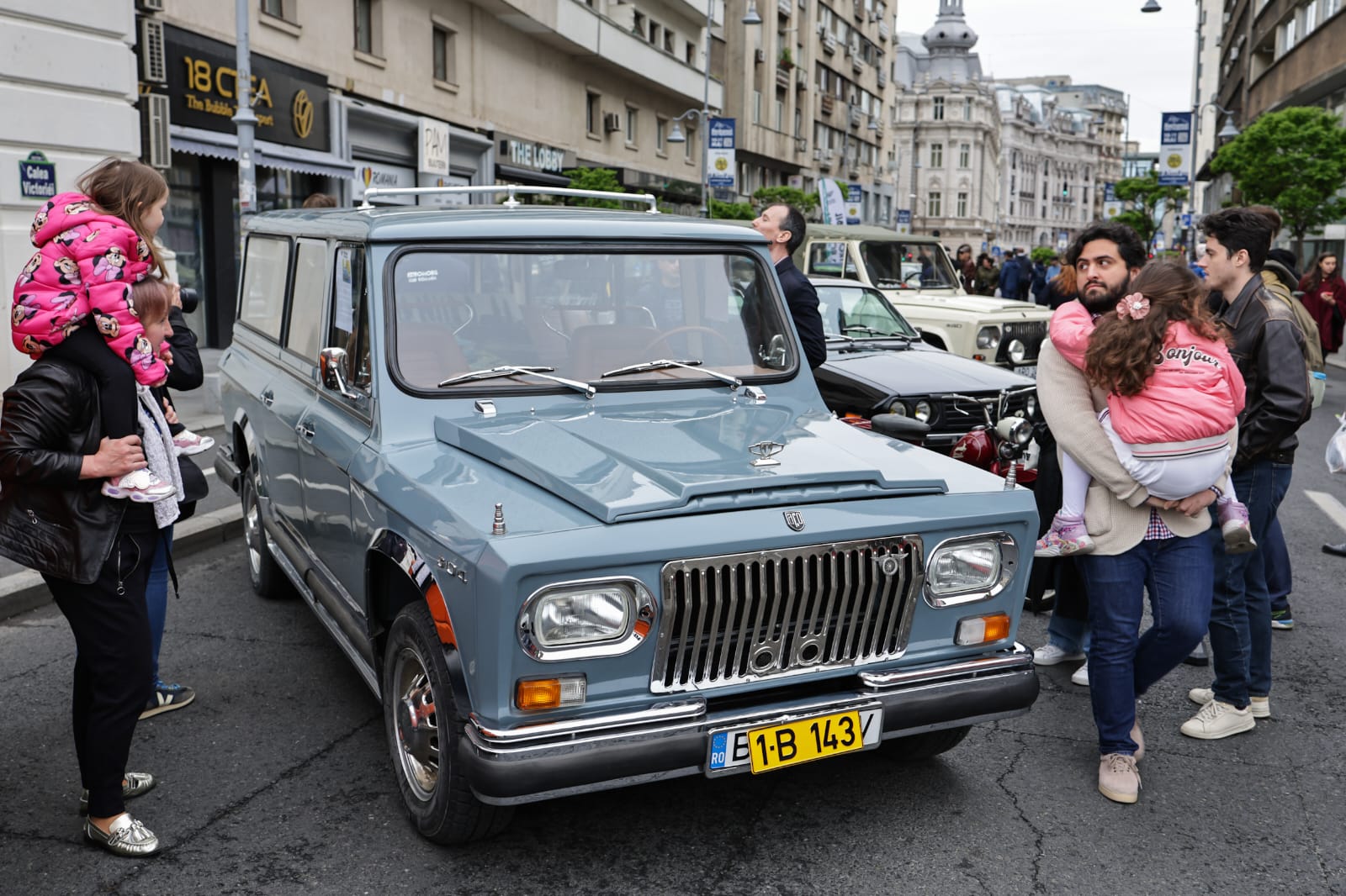 Expoziție cu mașini de epocă la București, pe Calea Victoriei. Printre exponate și un ARO folosit de Nicolae Ceaușescu