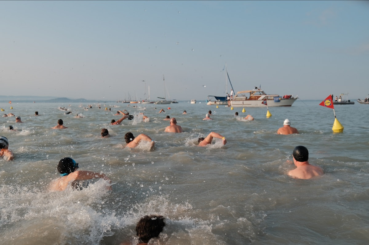 Elrajtolt a Balaton-átúszás - Blikk