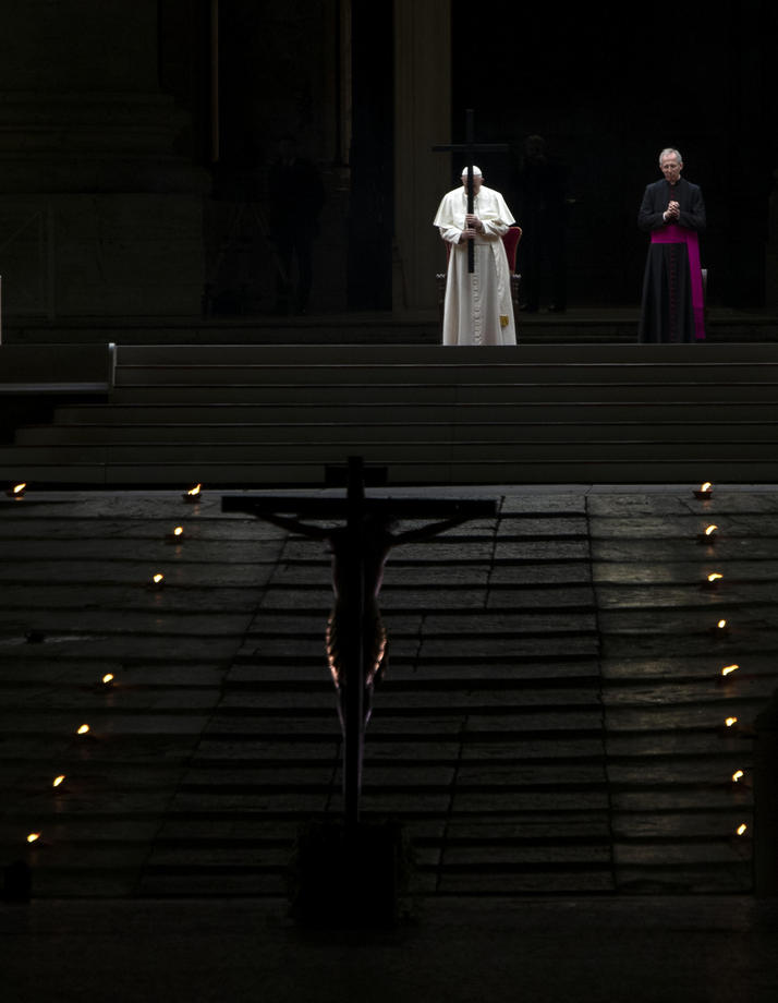 Papa Francisc a oficiat rugăciunea Calea Crucii, fără credincioși în Piața San Pietro. Înainte sunase în direct la TV