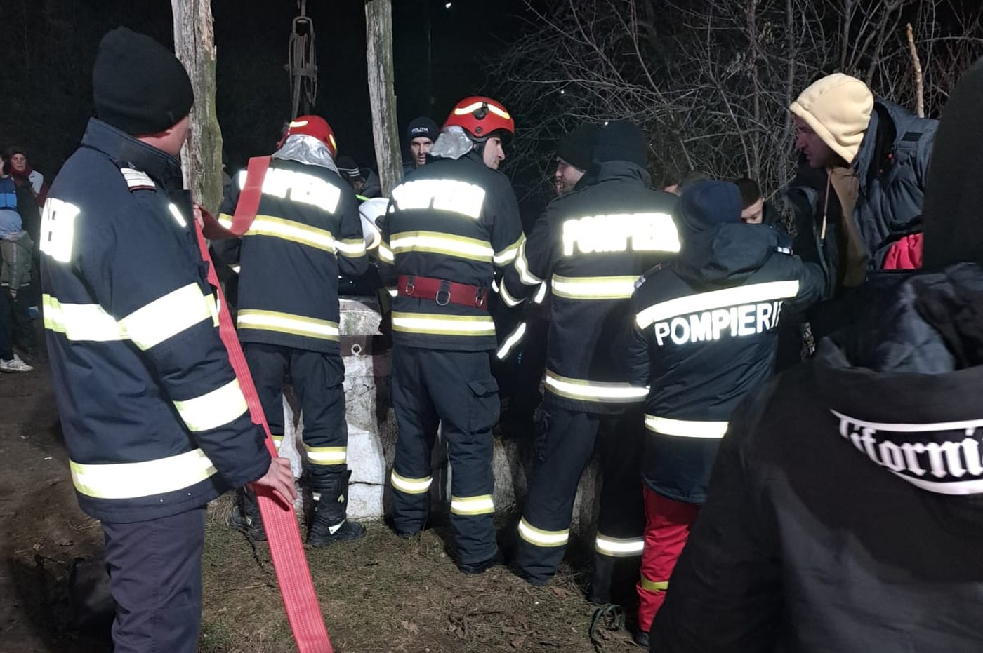 Un bărbat a căzut într-o fântână în Dolj în timp ce o păzea, un obicei tradițional de Bobotează în Oltenia