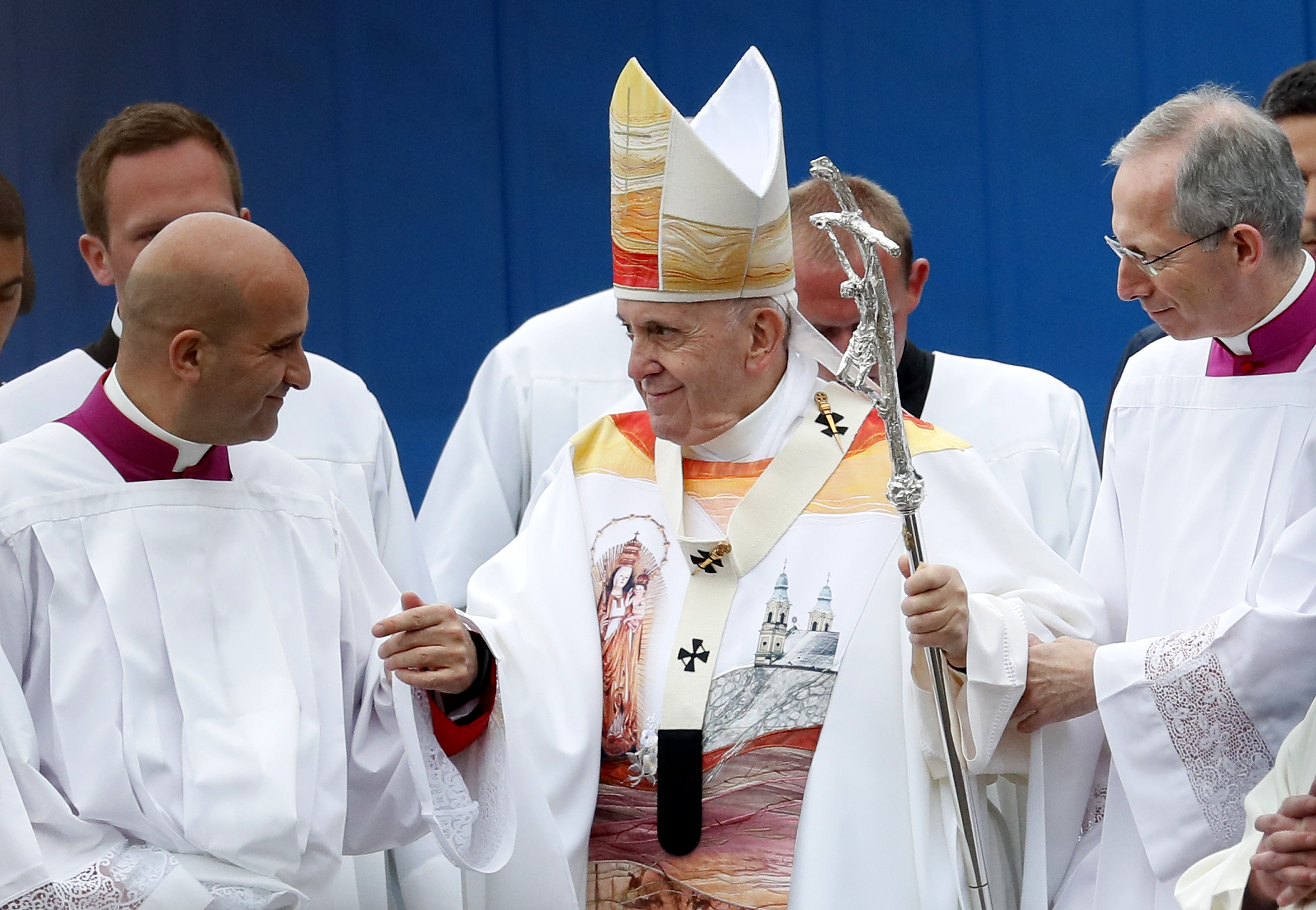 FOTO | Veșmintele pe care Papa Francisc le-a purtat la Şumuleu Ciuc au fost făcute de un designer român