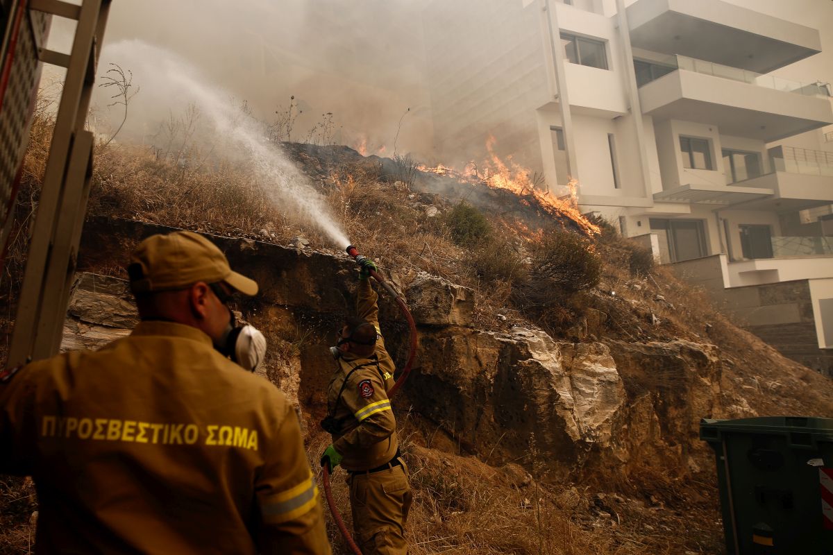 Incendiu violent lângă Atena. „Situația este îngrozitoare și vântul nu ajută”