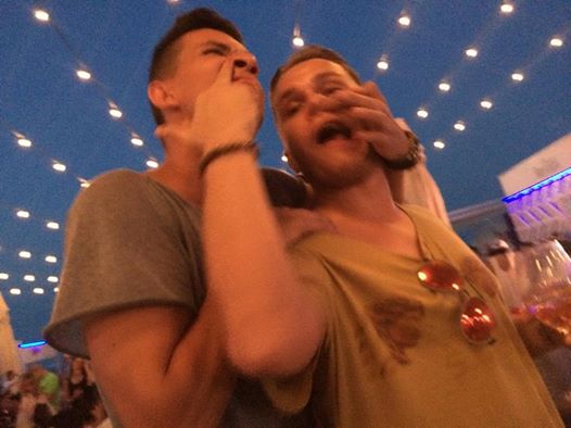 GALERIE FOTO / Un fost - stelist gesturi gay cu Poponeţ pe litoral