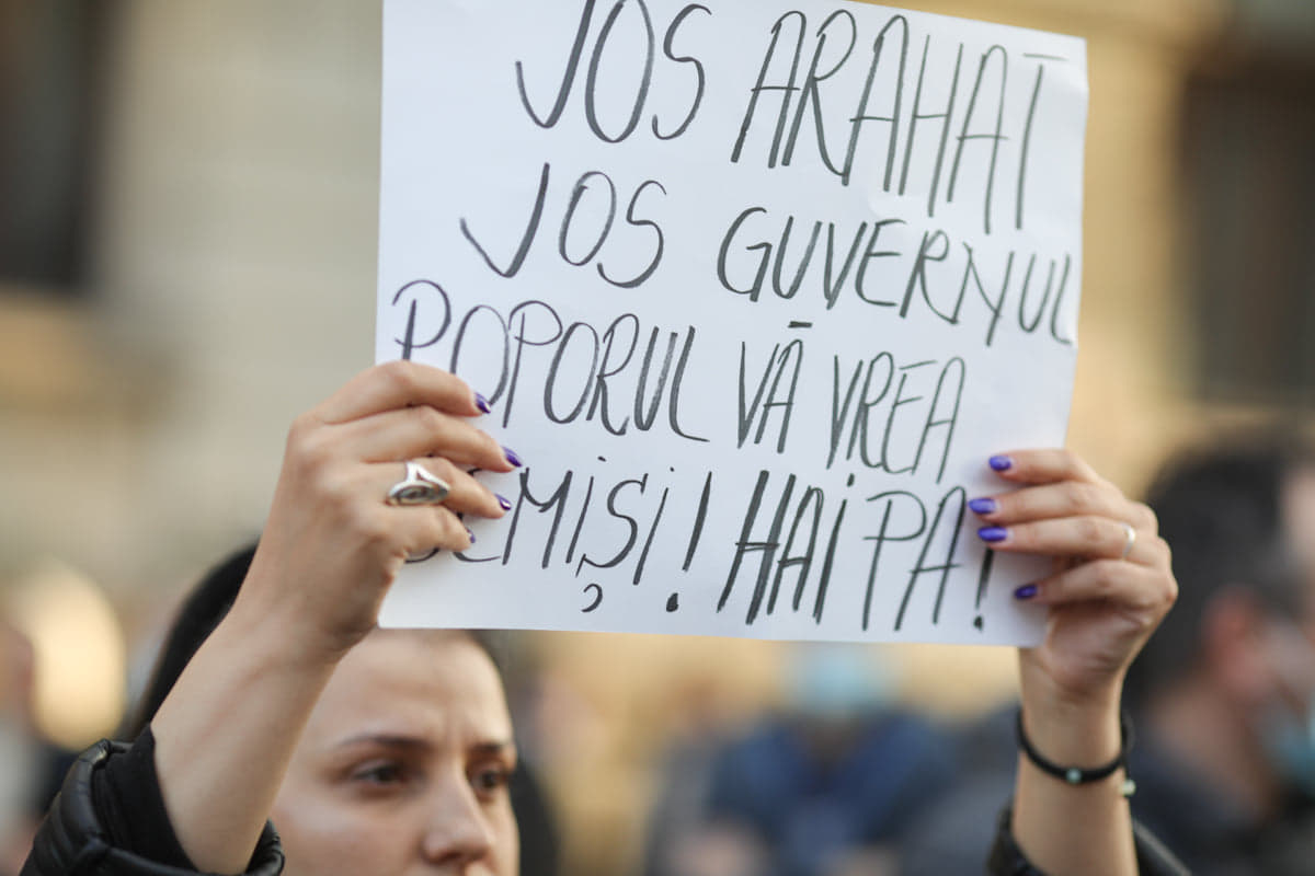 Protestul anti-restricții din Capitală, încheiat cu violențe și arestări. Manifestații și în alte orașe din țară