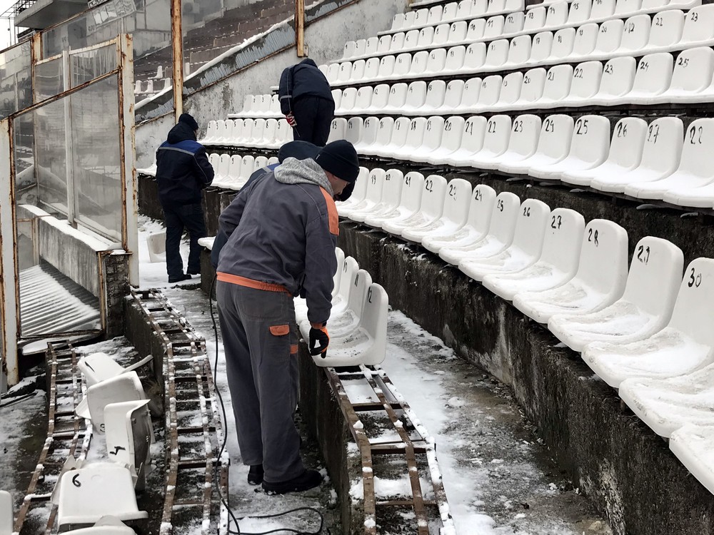 Taie Giuleștiul cu flexul! Stadionul a intrat în procesul de demolare, muncitorii lucrează de zor, iar primele scaune au fost scoase de pe arena de lângă podul Grant