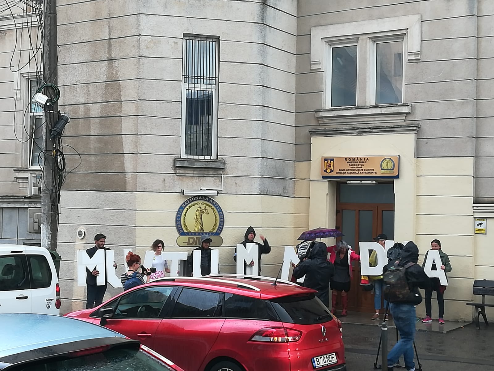 "Mulțumim DNA", mesajul afișat de #Rezist în fața sediului Direcției Naționale Anticorupție (FOTO & VIDEO)