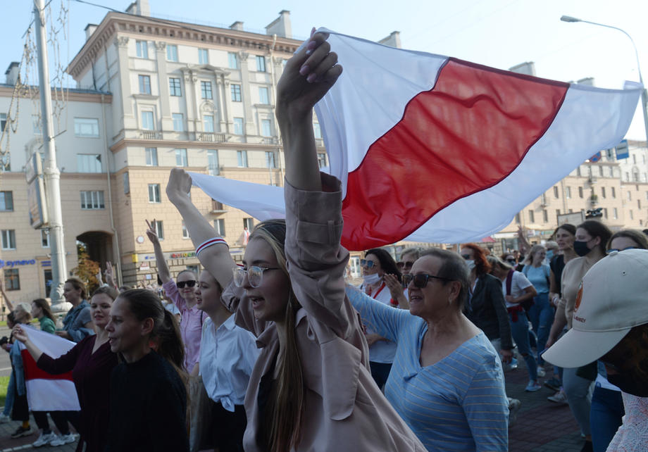 FOTO | Intervenție în forță a poliției din Belarus la o manifestație pașnică a femeilor care protestau față de președintele Lukașenko