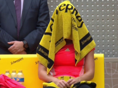 Darren Cahill râde de Simona Halep! ^Jucătoarea noastră a repetat gestul pe care-l face atunci când îi este greu / GALERIE FOTO