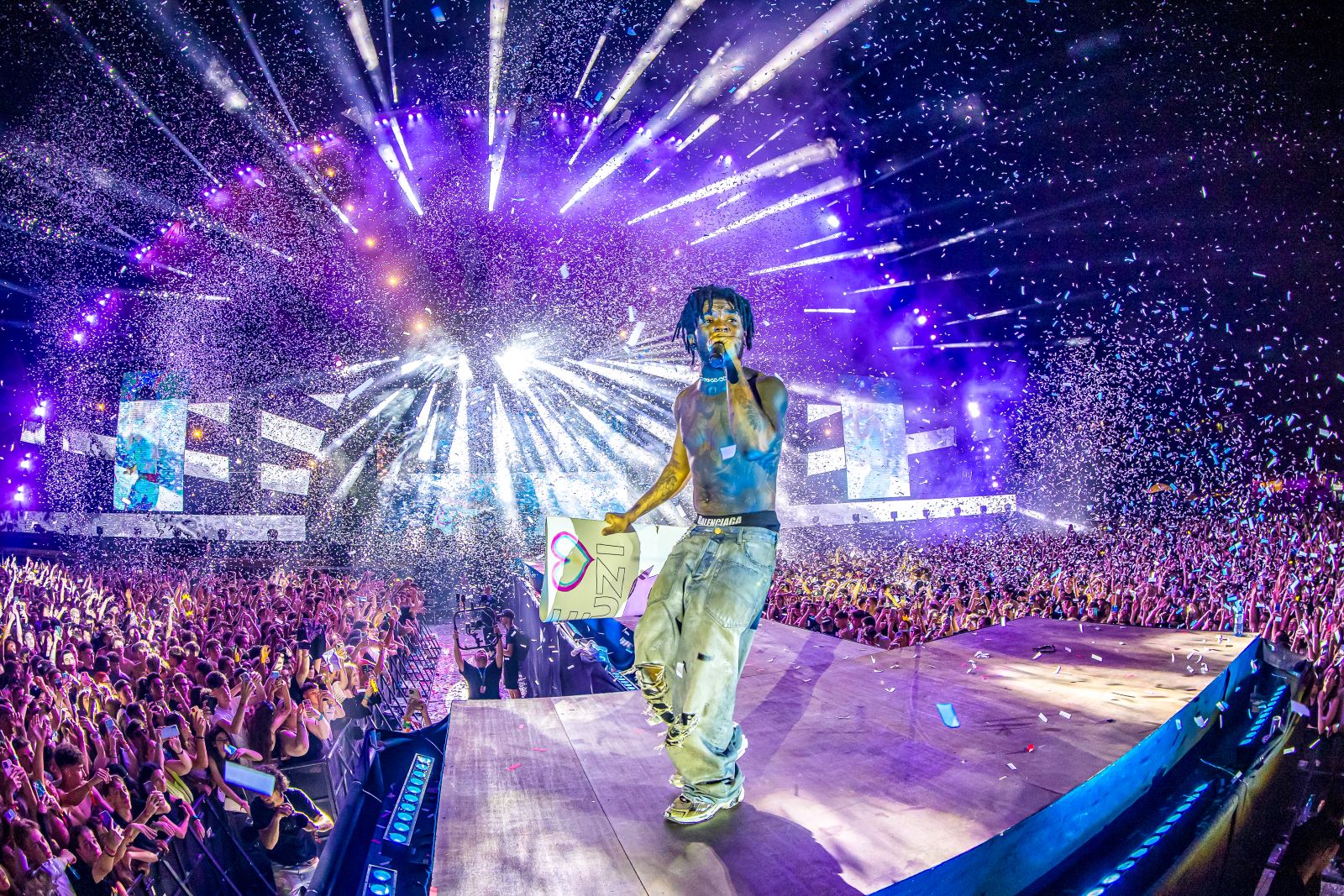 Festivalul NEVERSEA, ziua 1 - peste 65.000 de participanți. Lil Uzi Vert a făcut un show total pe mainstage, zecile de mii de fani au cântat alături de rapperul american