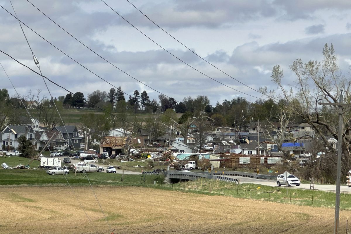 Cel puțin cinci persoane au murit în urma zecilor de tornade care au lovit centrul SUA în ultimele zile