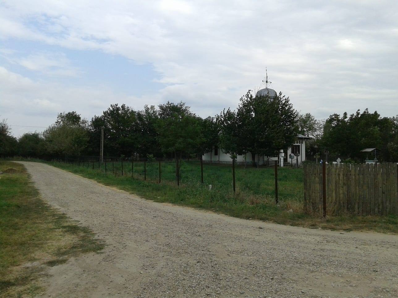 REPORTAJ/ Un primar din Vrancea a tăiat banii de serbări câmpenești ca să asfalteze ulițele. “Petrecerile se duc, dar asfaltul rămâne”