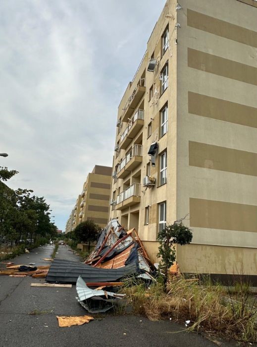 Cum arată blocul de pe care a plecat acoperișul ucigaș care a omorât o femeie din Otopeni