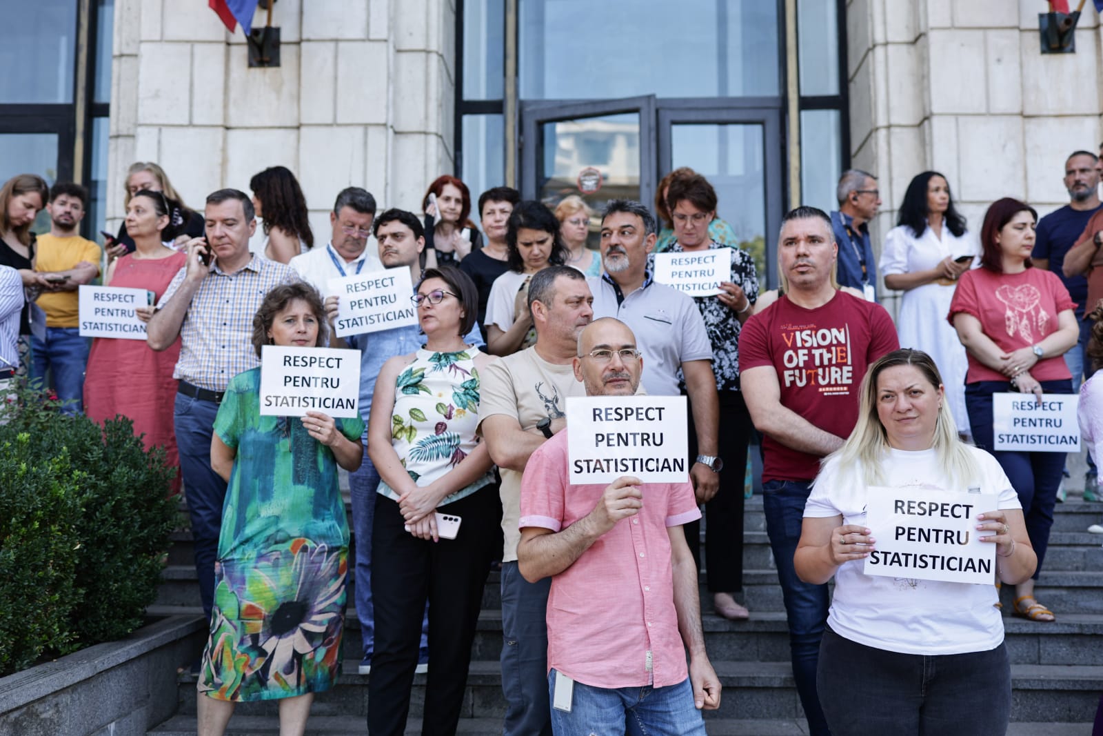 Lista salariilor „nesimțite” a fost afișată la geam de bugetarii nemulțumiți de reducerea sporurilor