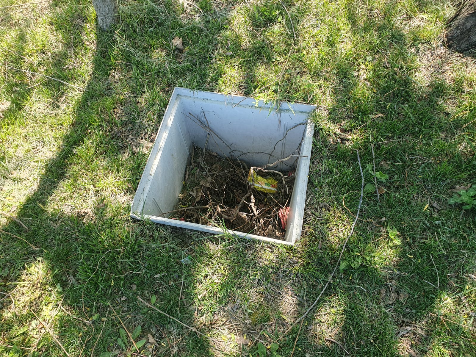Apocalipsa din Parcul Tei: complexul de distracții abandonat, bănci vandalizate, munți de gunoaie, pontoane devastate. Pericol iminent de tragedii!