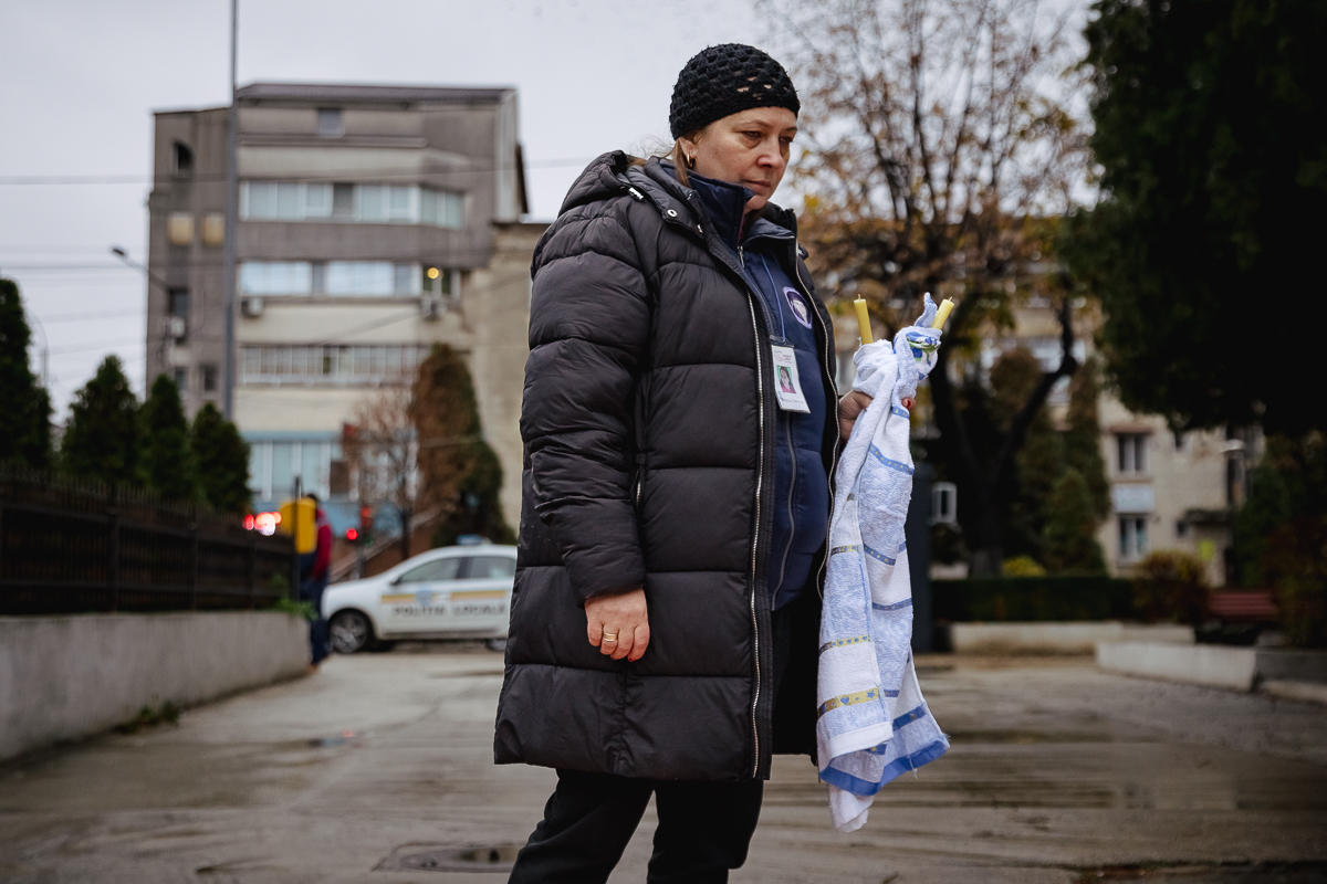 REPORTAJ. Victimele accidentelor auto au fost comemorate, la Bârlad, cu preot şi poliţişti: „Să nu mai avem asfalt însângerat!”