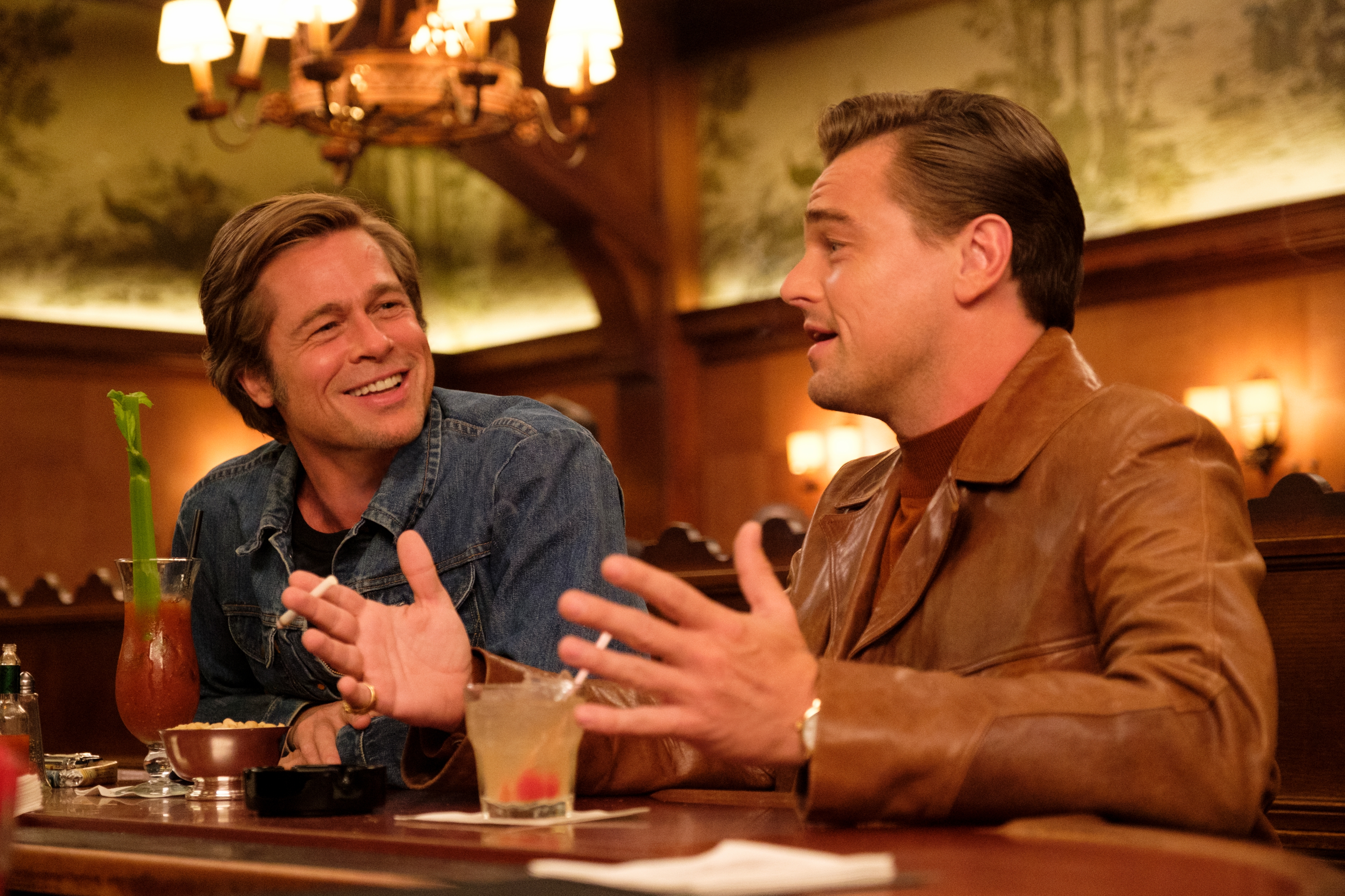 Szene aus "Once Upon a Time in Hollywood": Brad Pitt und Leonardo DiCaprio als Cliff Booth und Rick Dalton