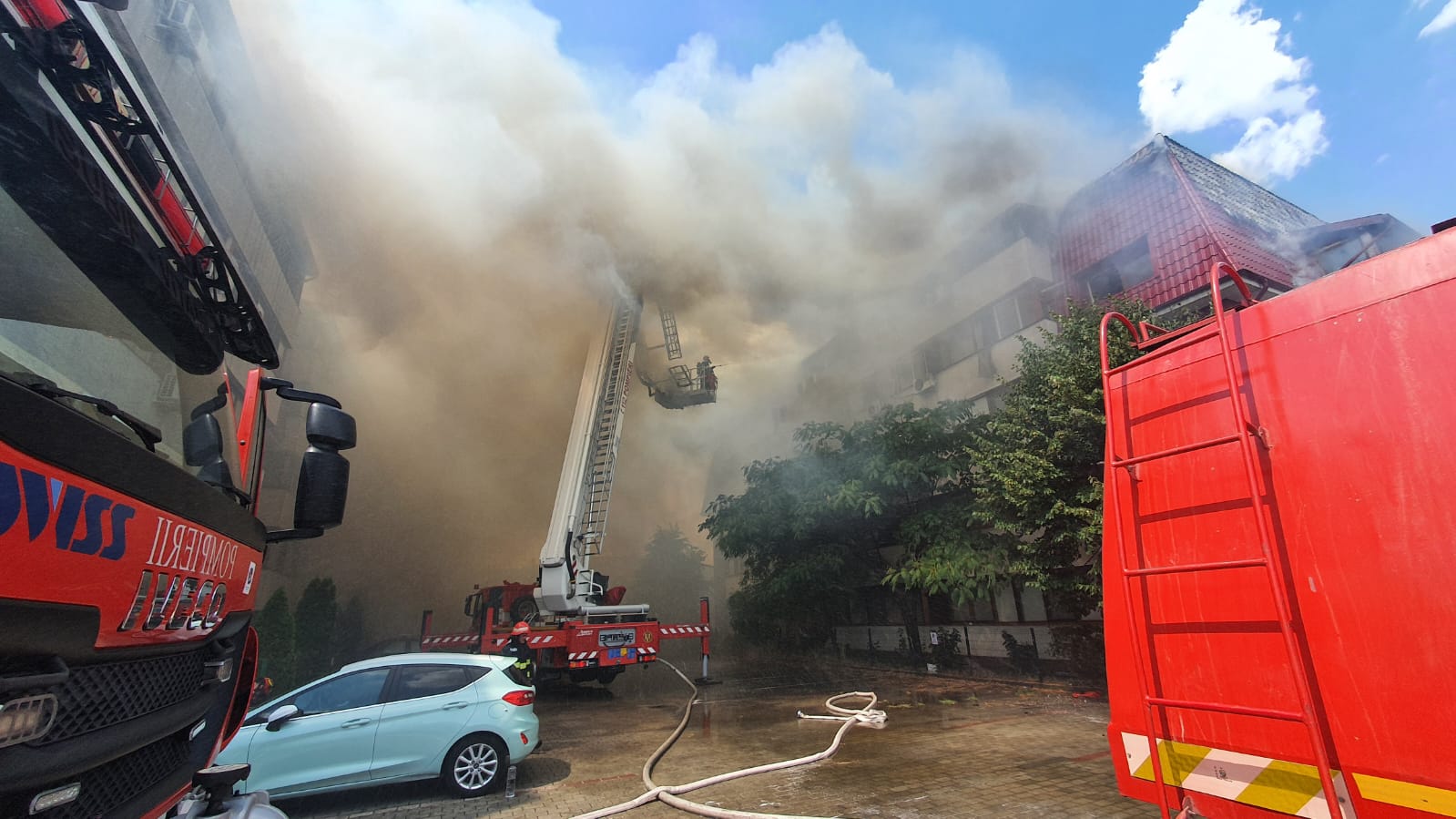 Incendiu la mansarda unui bloc din orașul Popeşti-Leordeni. „Deocamdată, nu avem informații despre pagube”