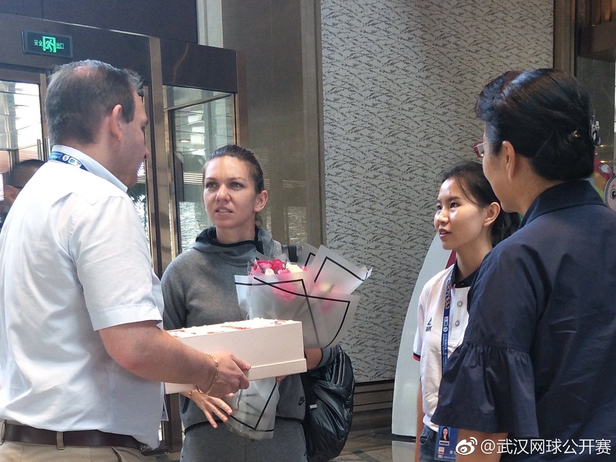 Simona Halep a ajuns la Wuhan. Primire de gală pentru numărul 1 mondial | GALERIE FOTO