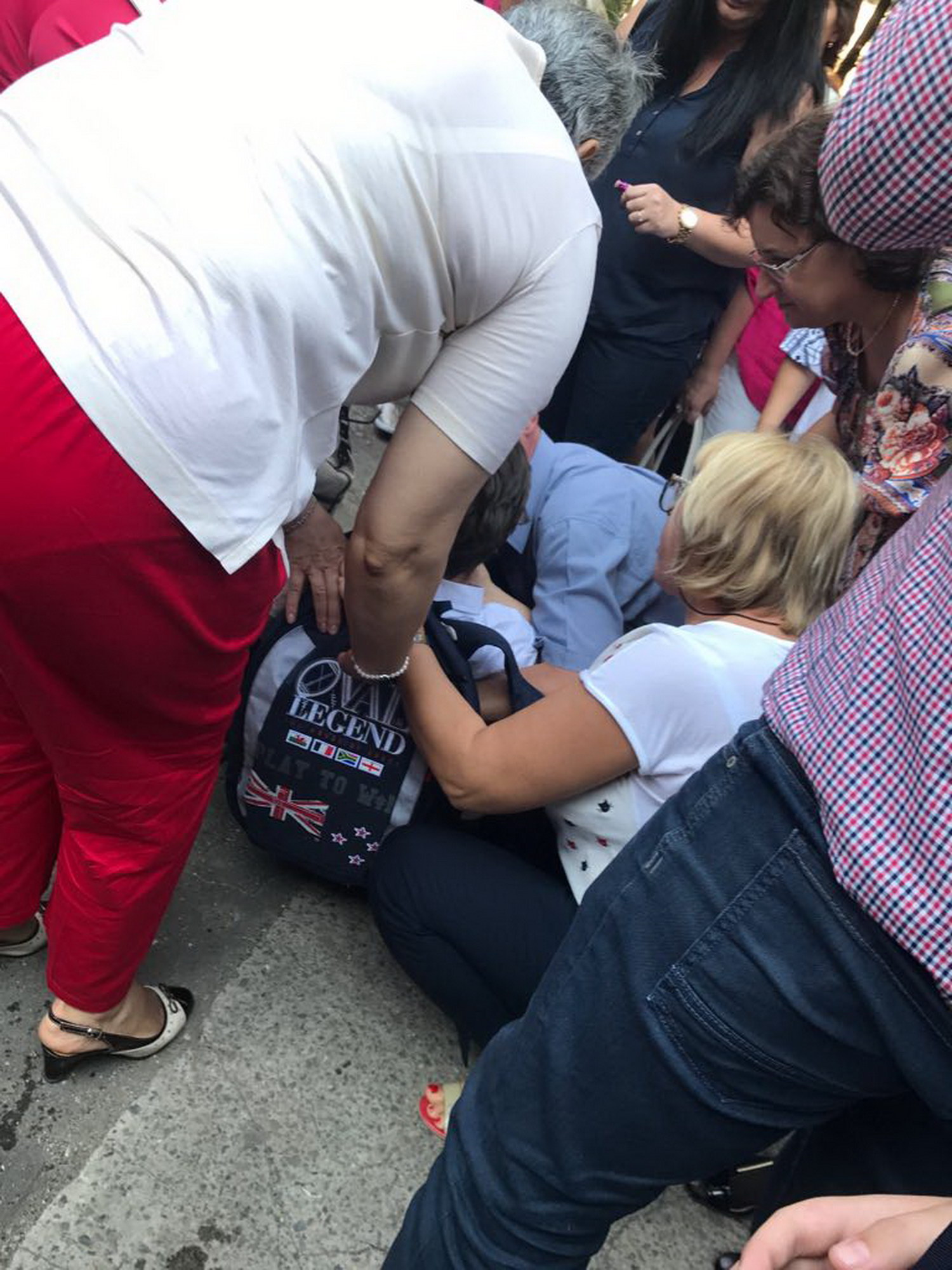 EXCLUSIV: Un elev copleșit de emoții a leșinat în prima zi de școală. Prezent la festivitate, șeful CJ Buzău i-a dat primul ajutor | GALERIE FOTO