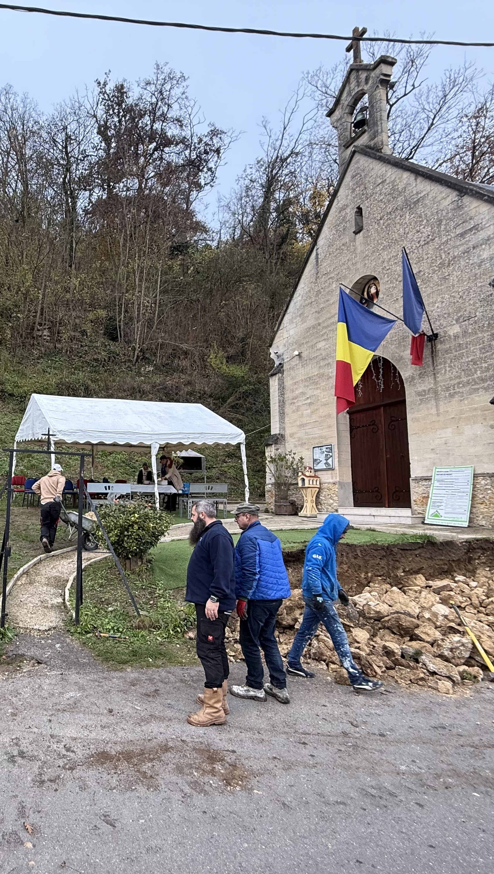 Cum au reușit sute de români din Franţa să cumpere și să renoveze o biserică catolică în comuna lui Van Gogh 