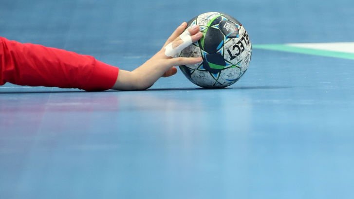 Óriási pofonok, a szurkolók is becsatlakoztak a kézilabdabunyóba – videó