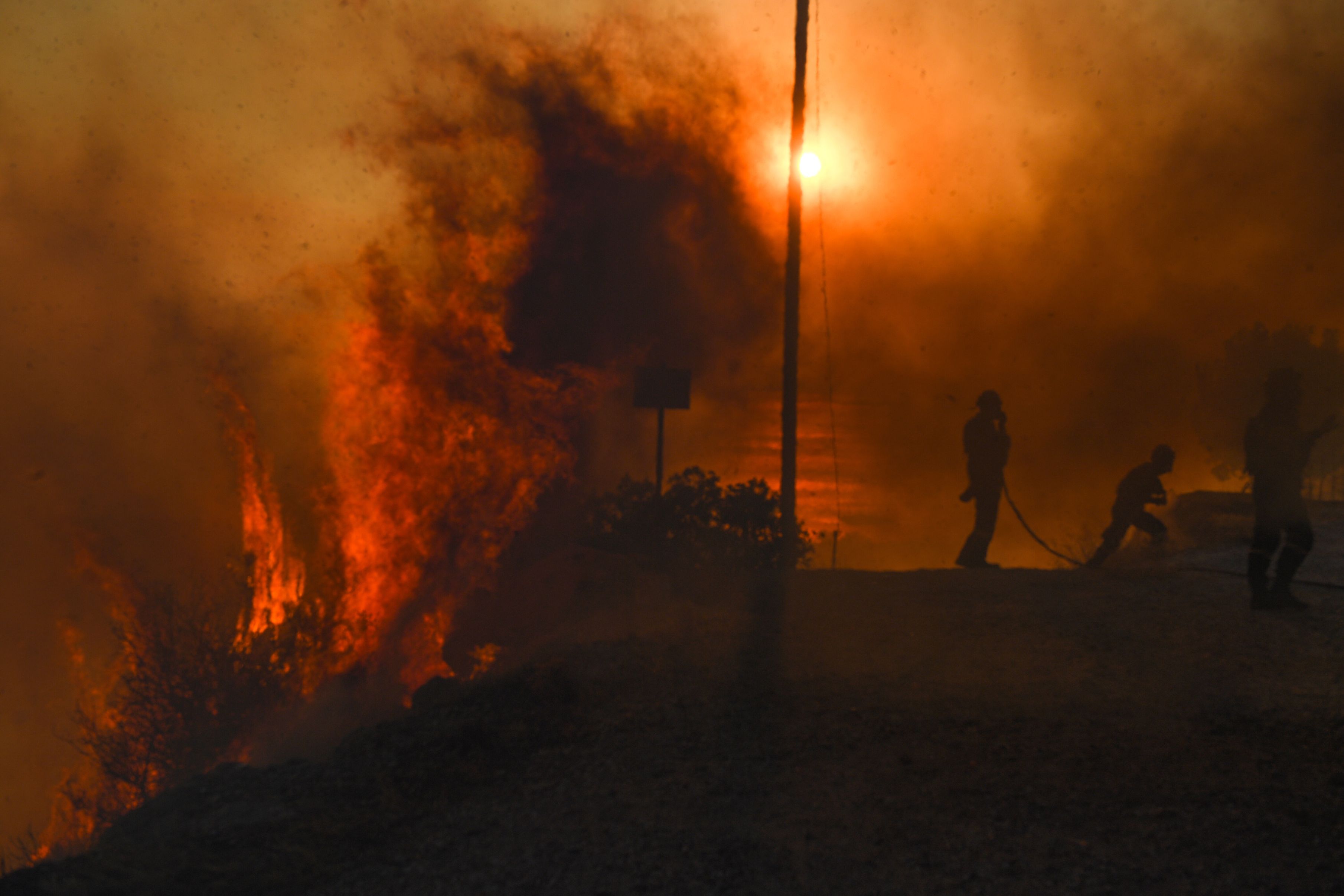 Incendiile din Grecia s-au extins din cauza vânturilor puternice. Patru localități au fost evacuate