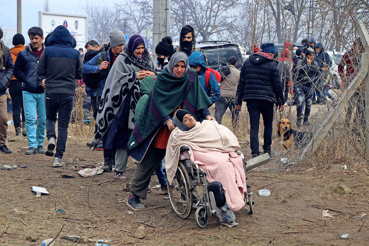 Corespondență de la granița Greciei cu Turcia. Reporterul Mircea Barbu, printre grănicerii eleni care încearcă să țină în loc 20.000 de migranți