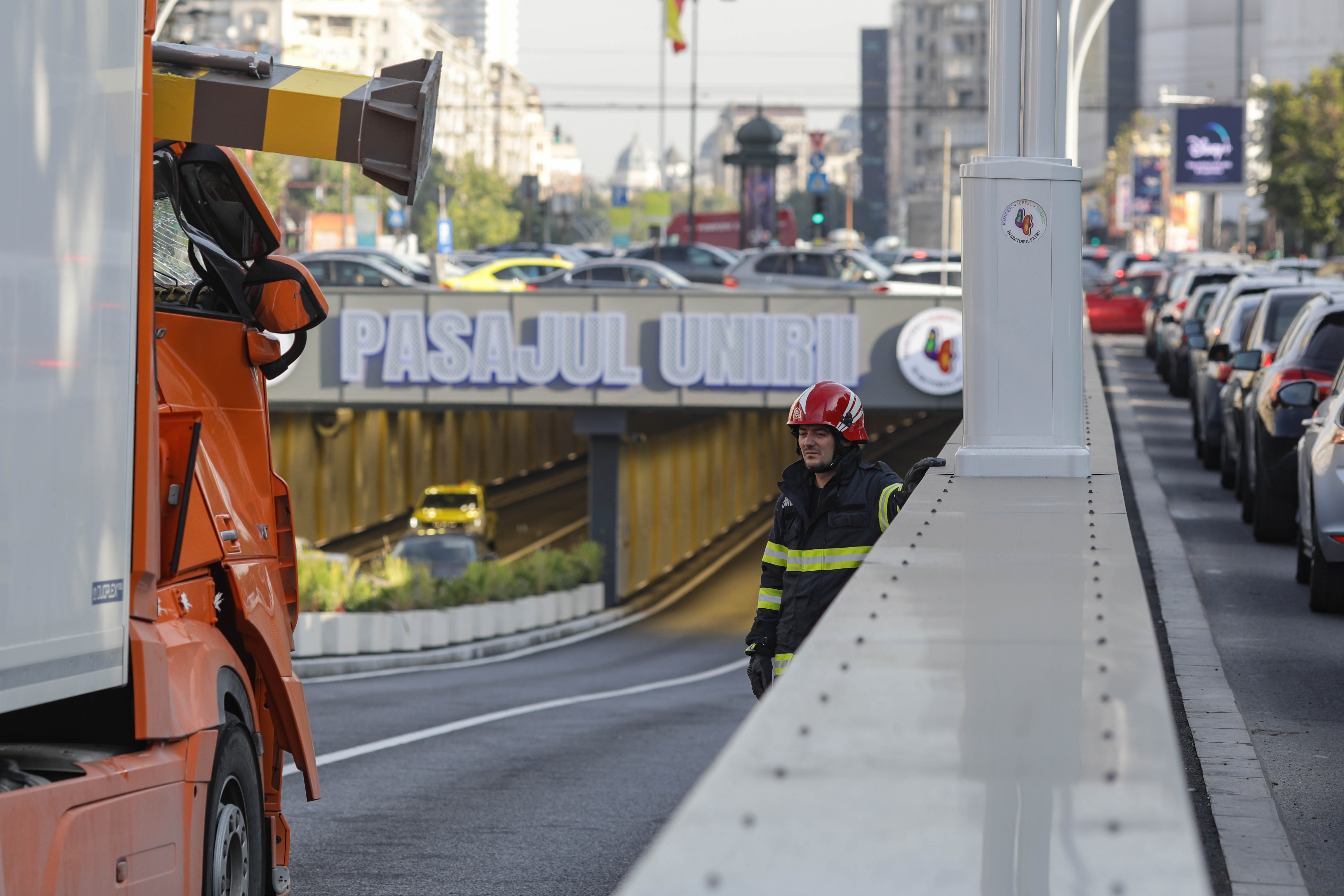Limitatorul de înălțime de la intrarea în Pasajul Unirii, distrus de un TIR la câteva zile după redeschiderea pasajului