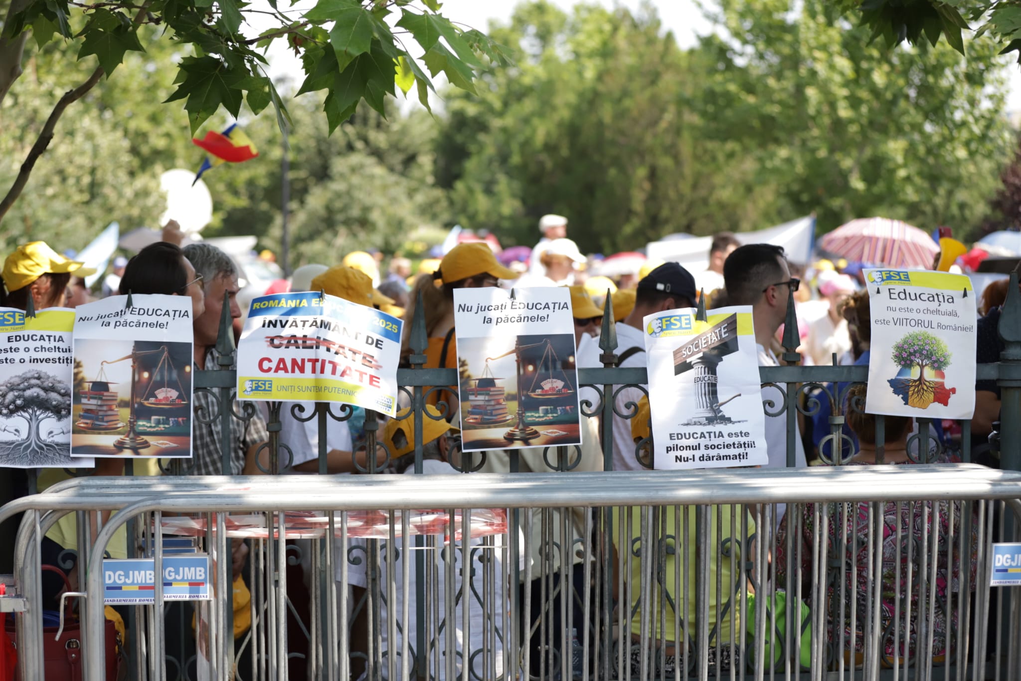Profesorii și angajații din Sănătate protestează în fața Parlamentului chiar în ziua când Guvernul Bolojan își asumă măsurile de austeritate